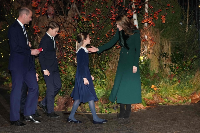 Ein liebevoller Moment: Prinzessin Kate begrüßt Tochter Charlotte, Sohn George und Ehemann ...