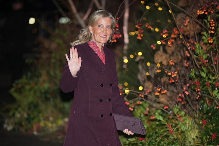 Sophie, Duchess of Edinburgh, winkt den Fotografen