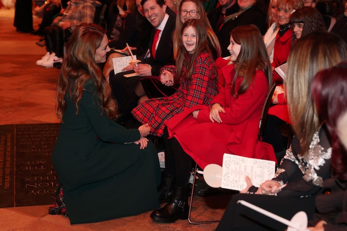 Die britische Prinzessin Catherine von Wales (links) unterhält sich mit Gästen