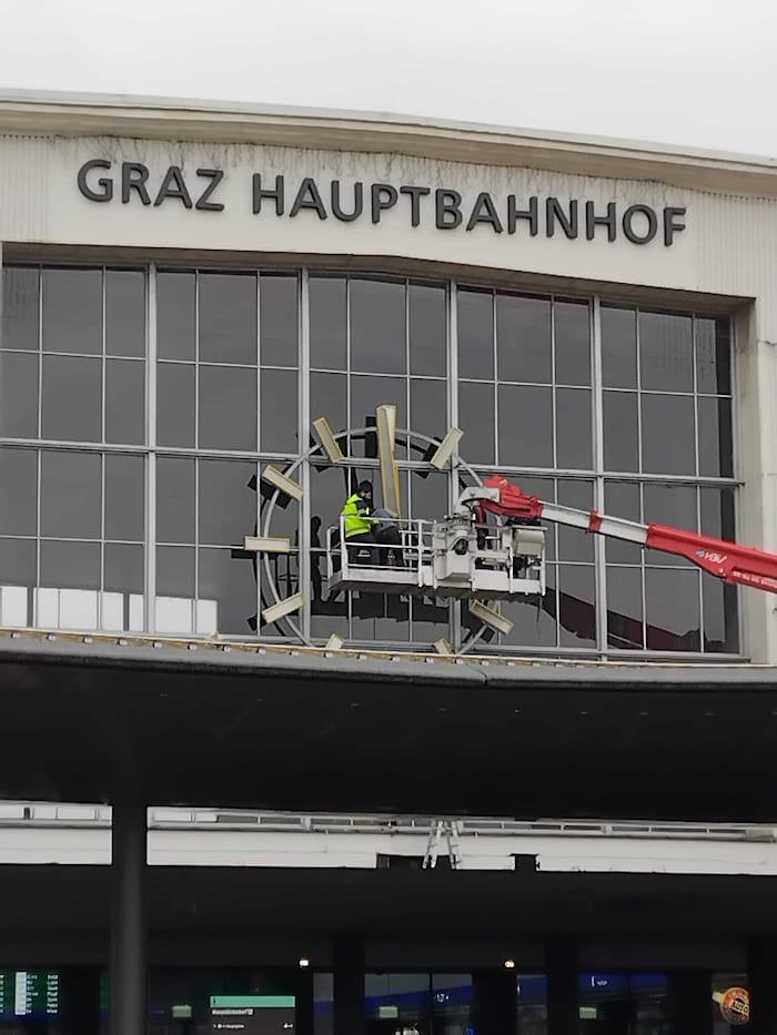 Endlich funktioniert die Uhr am Bahnhofsgebäude wieder.