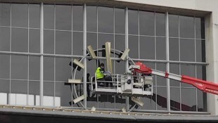 Die Uhr wurde am Freitag endlich repariert.