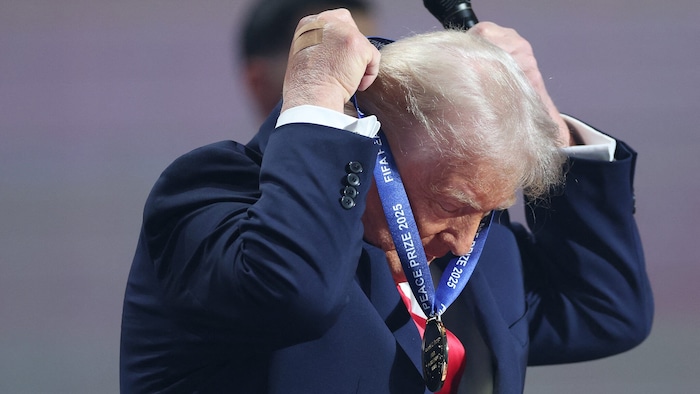 Die Medaille hängte sich Trump selbst um.