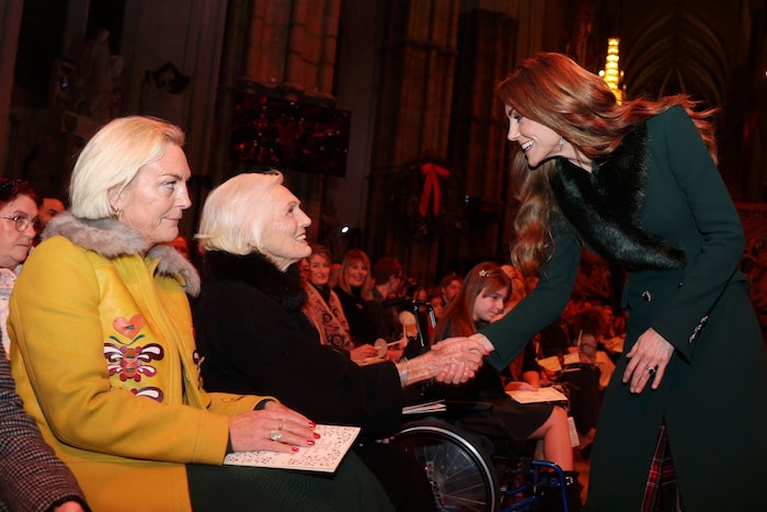 Kate schüttelt Mary Berry die Hand. Die bekannte Köchin hat mitgeholfen, die Abbey festlich zu ...