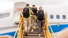 Eine Abschiebung am Flughafen Schwechat (Symbolbild)