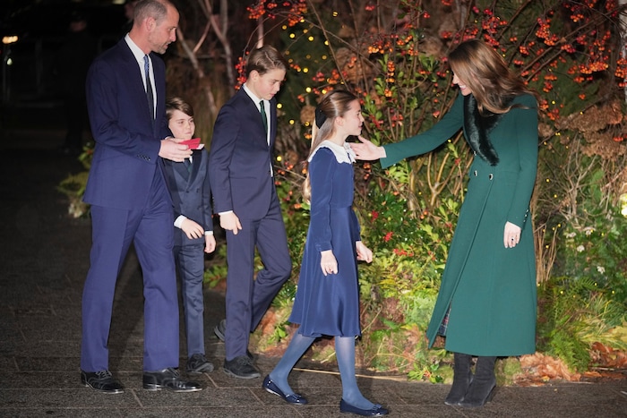 Die Wales-Familie war farblich perfekt aufeinander abgestimmt. Hier begrüßt Prinzessin Kate ihre ...