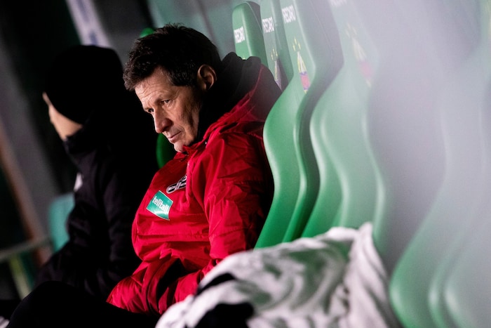 Nachdenkliche Miene bei Bregenz-Trainer Andreas Heraf.