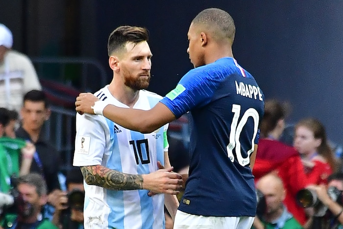 Im WM-Finale 2022 zwang Messi im Duell der Superstars Frankreichs Kylian Mbappe in die Knie
