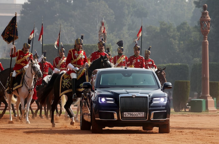 Putins Limousine wurde von einer indischen Reitergarde eskortiert.