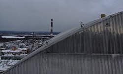 Reparaturarbeiten auf der Schutzhülle nach dem Drohnenangriff im Februar