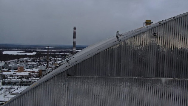 Reparaturarbeiten auf der Schutzhülle nach dem Drohnenangriff im Februar