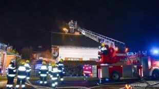 Die Feuerwehren konnten ein Übergreifen der Flammen auf benachbarte Gebäude verhindern.