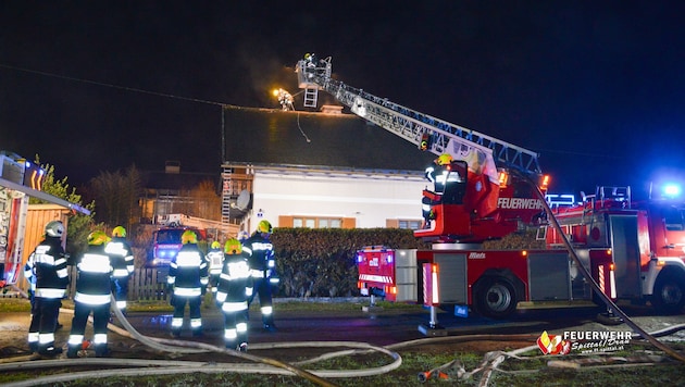 Die Feuerwehren konnten ein Übergreifen der Flammen auf benachbarte Gebäude verhindern.