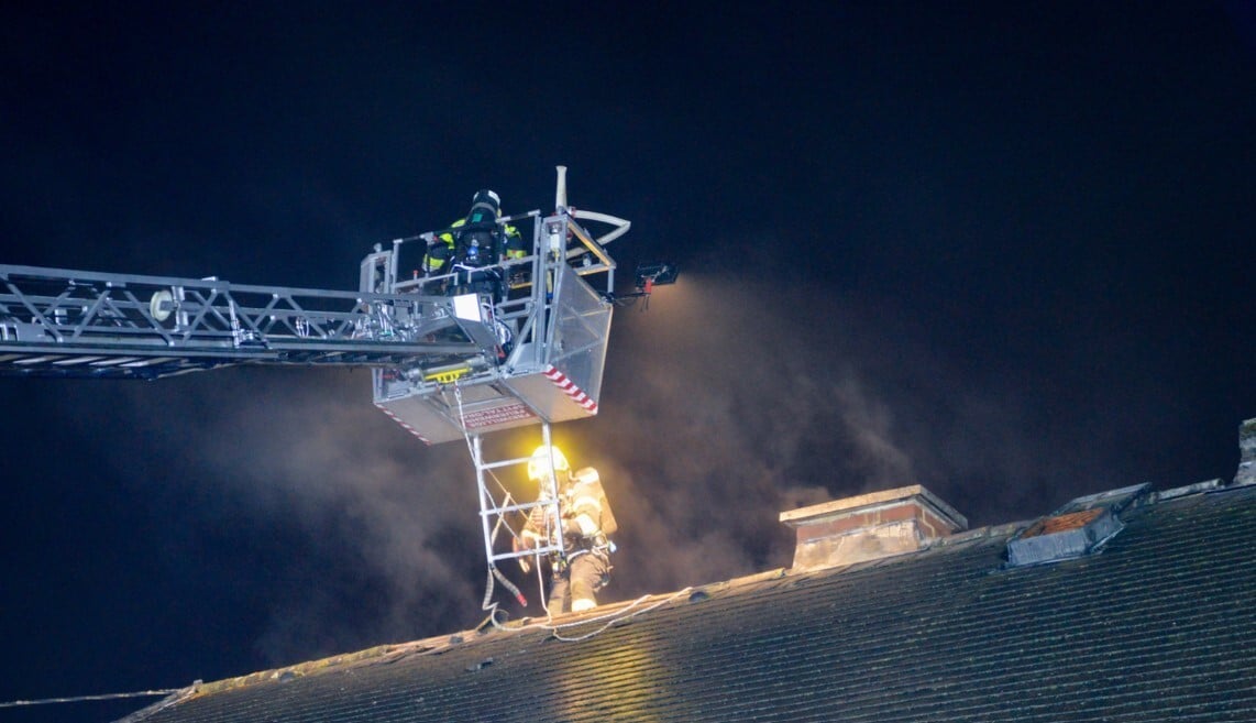 Mit der Drehleiter der FF Spittal wurde der Brand zunächst von außen bekämpft.