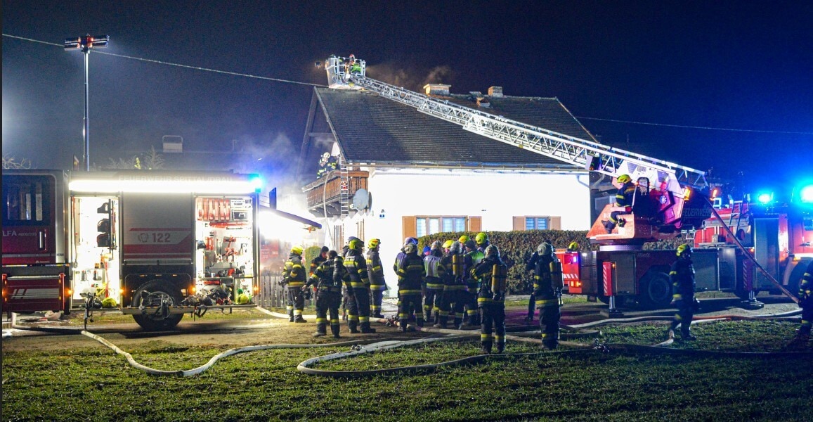 Andere Gebäude konnten die Feuerwehren schützen, den Brand am Dach des Einfamilienhauses ...