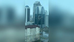 In der Glasfront des Wolkenkratzers in Grosny-City klafft ein riesiges Loch.