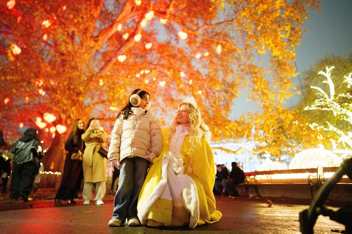 Die Kinder treffen gerne das Wiener Christkind.