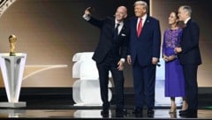 Gianni Infantino posierte mit Donald Trump, Claudia Sheinbaum und Mark Carney  (von li. nach ...