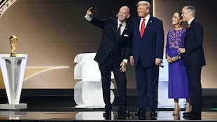 Gianni Infantino posierte mit Donald Trump, Claudia Sheinbaum und Mark Carney  (von li. nach ...