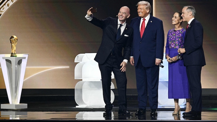 Gianni Infantino posierte mit Donald Trump, Claudia Sheinbaum und Mark Carney (von li. nach ...