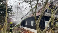 Die Löscharbeiten dauern zur Stunde noch an.