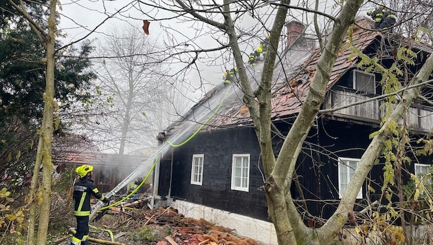 Die Löscharbeiten dauern zur Stunde noch an.