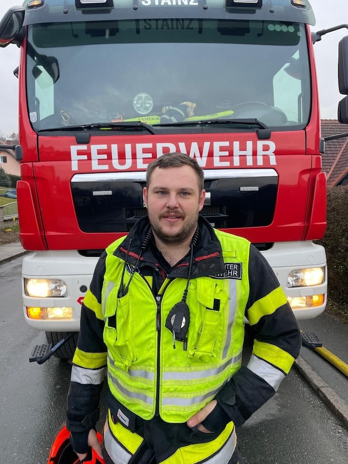 Kommandant Robert Eibl ist mit seinem Kameraden seit Stunden im Einsatz.