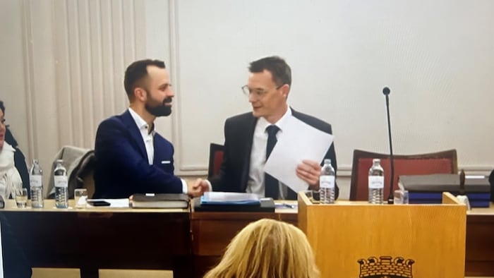 Stadtrat Armin Zwazl (li.) gratuliert seinem Parteikollegen zur gewonnenen Wahl.