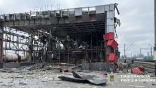 Das zerstörte Hauptgebäude des Bahnhofs von Fastiw im Gebiet Kiew.