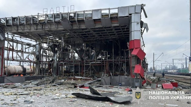 Das zerstörte Hauptgebäude des Bahnhofs von Fastiw im Gebiet Kiew.