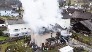 Die Flammen hatten vom Carport auf den Dachstuhl übergegriffen.