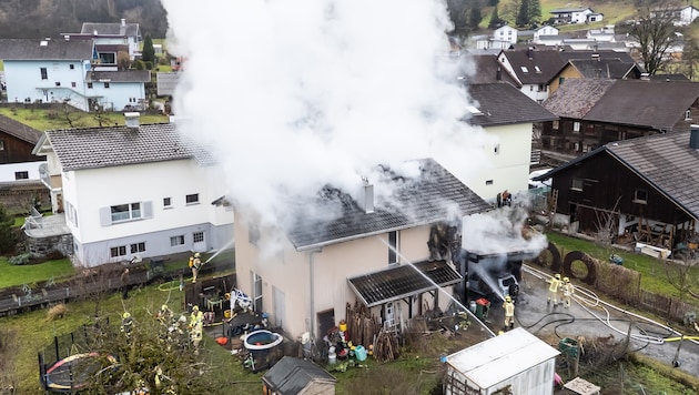 Die Flammen hatten vom Carport auf den Dachstuhl übergegriffen.