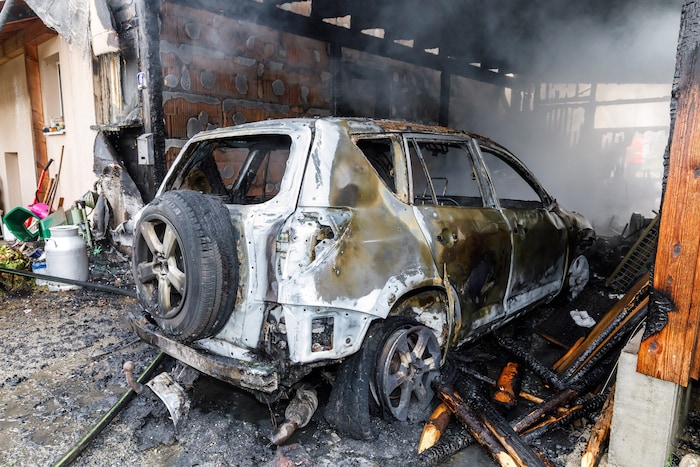 Auto, Moped und Carport brannten komplett aus.