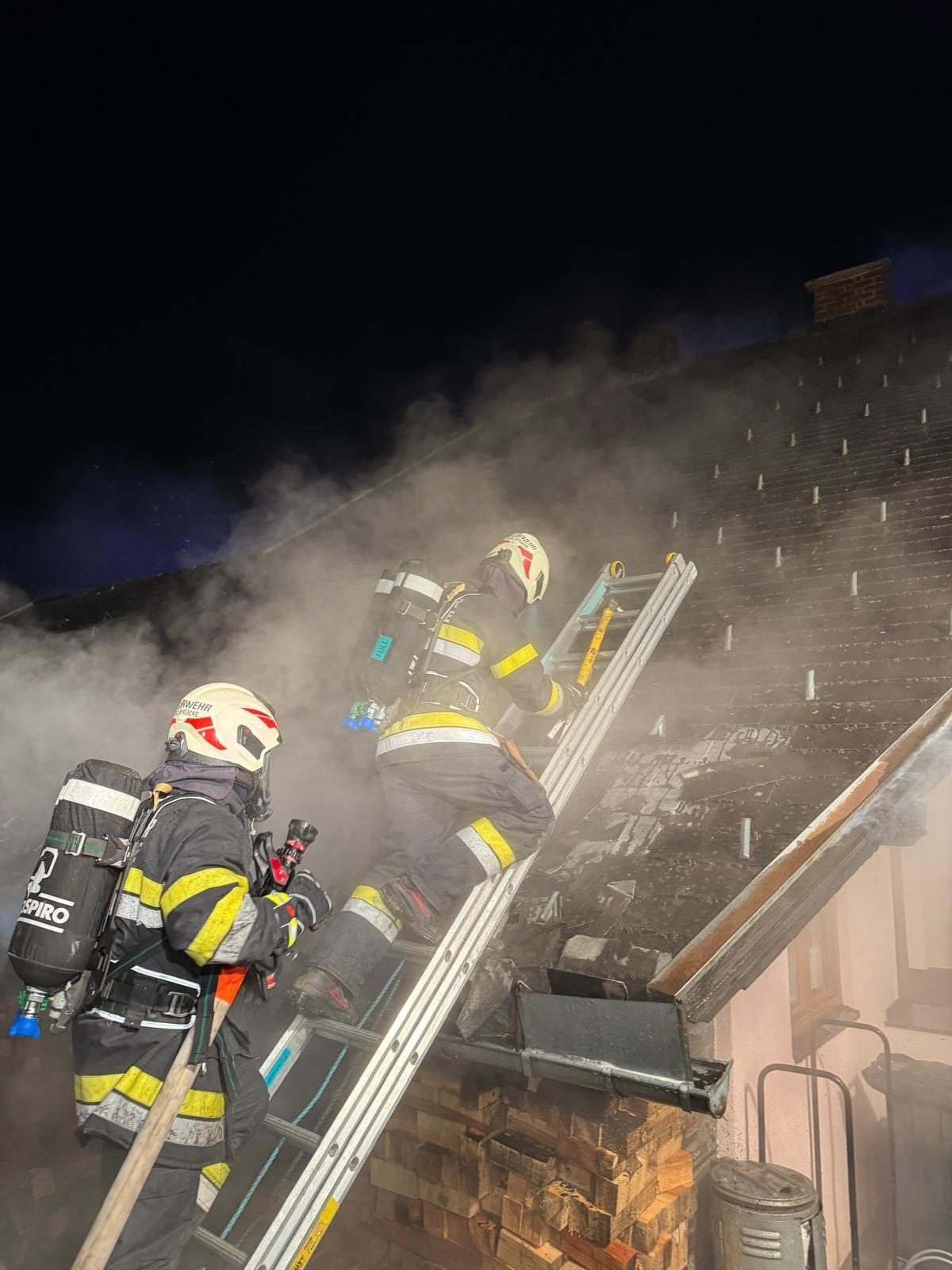 Löschangriff mit Atemschutz.