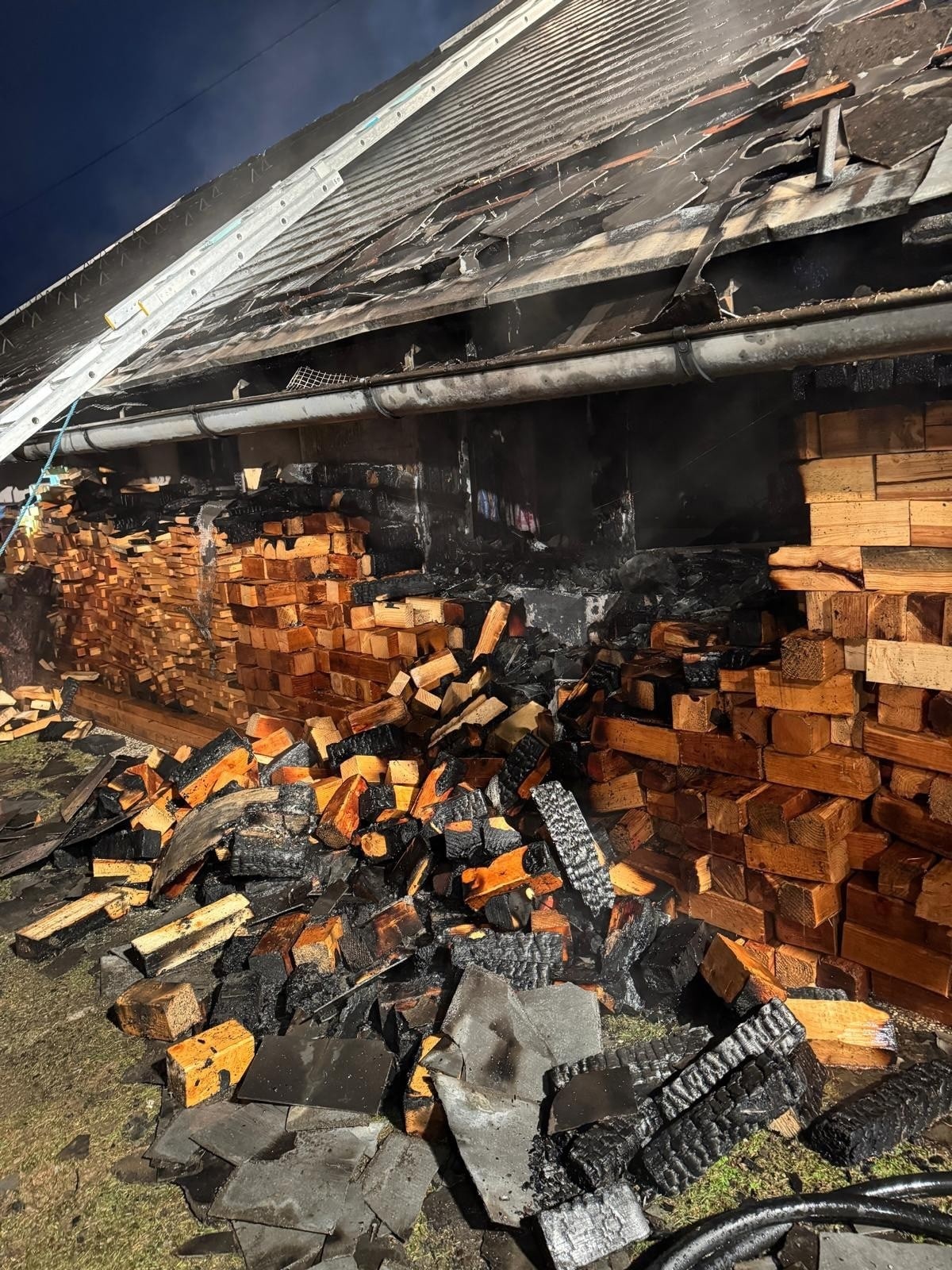 Verbrannt, verkohlt: Die Schadenshöhe wird ebenso wie die Brandursache erst ermittelt.