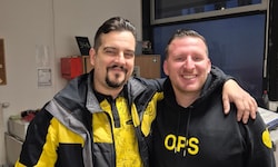 Thomas Eckstein (li.) und Patrick Osoinik machten das Geldkuvert im Postkasten ausfindig und ...
