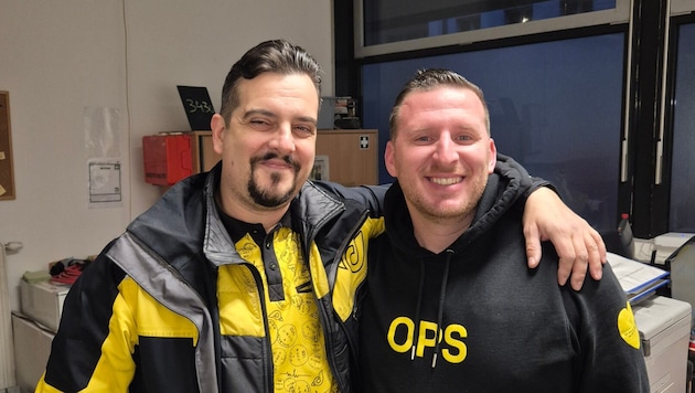 Thomas Eckstein (li.) und Patrick Osoinik machten das Geldkuvert im Postkasten ausfindig und ...