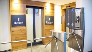 Andreas Tröster Der Gang zur Toilette ist schon oft kostenpflichtig – weil die Reinigung teuer ist.