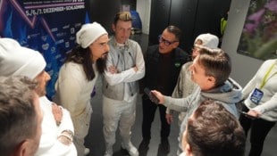 „Krone“-Adabei Norman Schenz (rechts im Bild) sprach mit den Backstreet Boys und ...