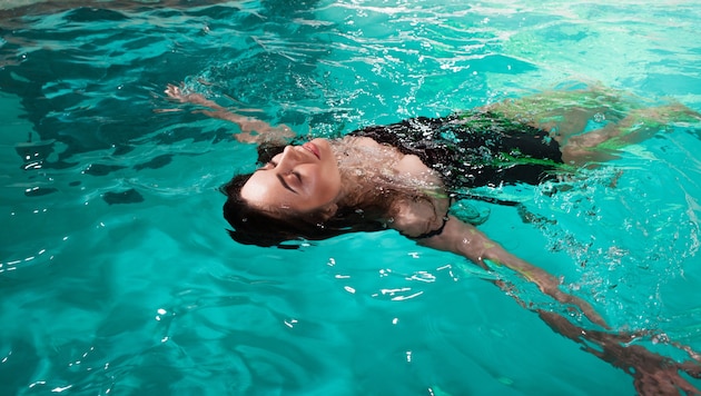 Schwimmen birgt zahlreiche gesundheitliche Vorteile, aber auch gewisse Risiken.