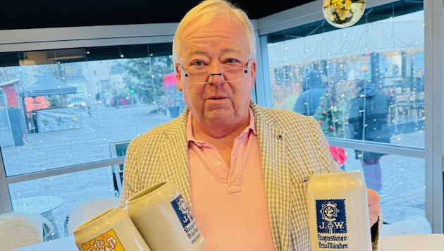 O‘zapft is: Kommerzialrat Peter Klaffenböck aus Vöcklabruck hätte es nicht nötig, macht es aber ...