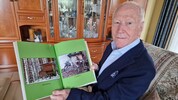 Mit 96 Jahren haben Erinnerungen ein großes Gewicht, Hans hat viele davon in Alben gesammelt.