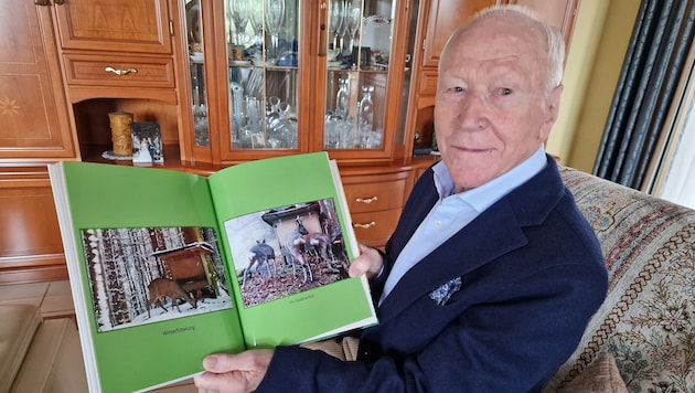 Mit 96 Jahren haben Erinnerungen ein großes Gewicht, Hans hat viele davon in Alben gesammelt.