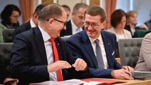 Winkler (li.) und Achleitner können offenbar ganz gut, bei Fragen zur Energiezukunft verfliegt ...