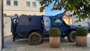 Wie vor einem Jahr in Altenfelden, steht der Panzerwagen der Cobra jetzt im gegenüberliegenden ...