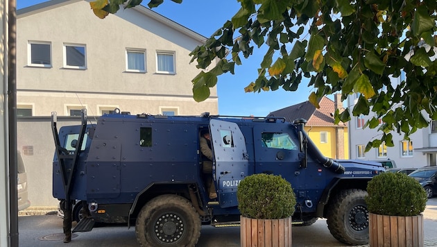 Wie vor einem Jahr in Altenfelden, steht der Panzerwagen der Cobra jetzt im gegenüberliegenden ...