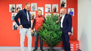 Gratulieren den Gewinnern: Chefredakteur Claus Meinert, Johannes Astner und Chef vom Dienst ...