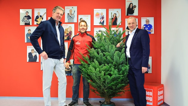 Gratulieren den Gewinnern: Chefredakteur Claus Meinert, Johannes Astner und Chef vom Dienst ...