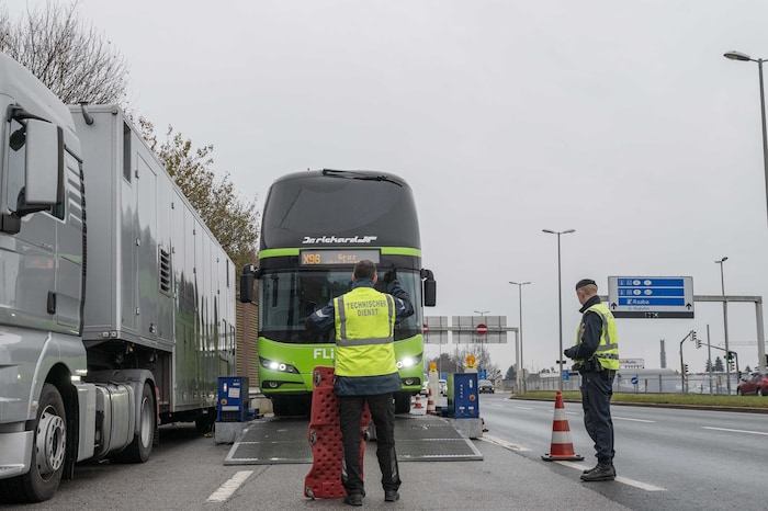 Wenn alles gut aussieht, dürfen die Busse direkt weiterfahren.