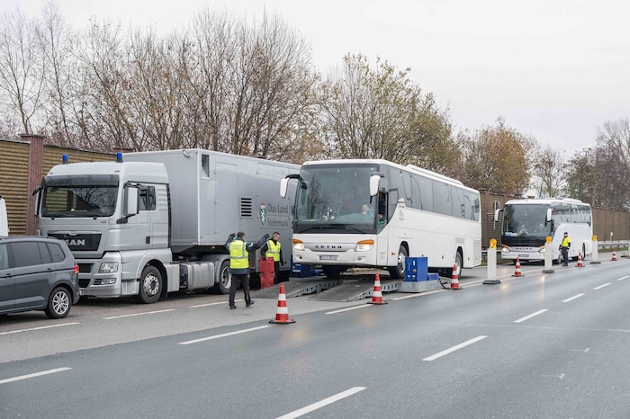 ...wo die Busse nach der Reihe auf eine Metallrampe rollen.