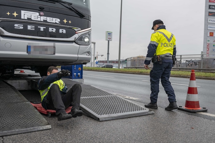 Direkt auf der Straße erfolgt die erste Kontrolle...